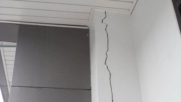 কেন দেয়াল ফাটল আছে এবং কিভাবে তারা প্রদর্শিত হয়?